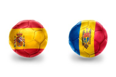 İspanya ve Moldova ulusal bayraklı gerçekçi futbol topları, futbol takımları. beyaz arkaplanda.