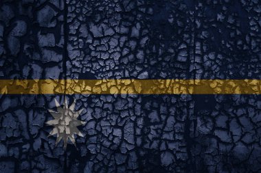 Eski bir grunge metal, paslı, kırık duvar zemininde Nauru bayrağı.