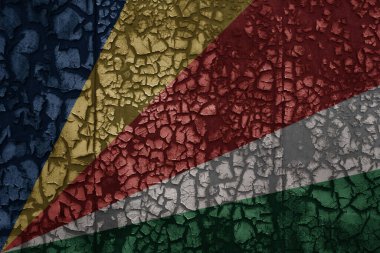 Eski bir grunge metal vintage kırık duvar zemininde Seyşeller bayrağı