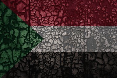 Eski bir grunge metal, paslı duvar arkaplanında Sudan bayrağı