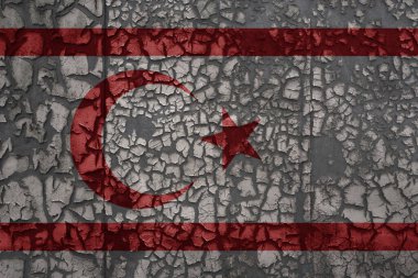 Eski bir grunge metal, paslı duvar arkaplanının üzerinde Kuzey Kıbrıs bayrağı var.