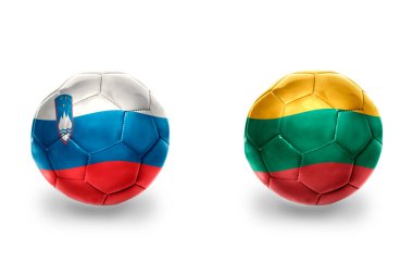 Litvanya, Slovenya ve futbol takımlarının bayrakları olan gerçekçi futbol topları. beyaz arkaplanda.