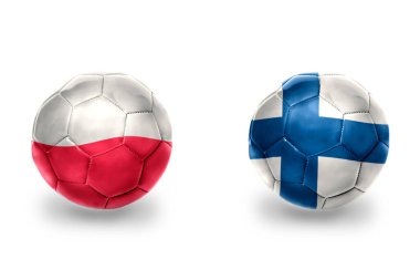 Finlandiya ve Polonya ulusal bayraklı gerçekçi futbol topları, futbol takımları. beyaz arkaplanda.