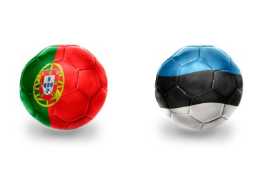Ulusal Estonya ve Portekiz bayraklı gerçekçi futbol topları, futbol takımları. beyaz arkaplanda.