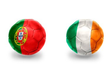 İrlanda ve Portekiz 'in ulusal bayraklı gerçekçi futbol topları, futbol takımları. beyaz arkaplanda.