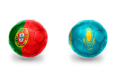 Ulusal Kazakistan ve Portekiz bayraklı gerçekçi futbol topları, futbol takımları. beyaz arkaplanda.