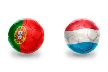 Lüks ve Portekiz ulusal bayraklı gerçekçi futbol topları, futbol takımları. beyaz arkaplanda.
