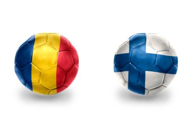 Finlandiya ve Romanya 'nın ulusal bayraklı gerçekçi futbol topları, futbol takımları. beyaz arkaplanda.