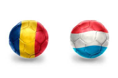 Lüksemburg ve Romanya ulusal bayraklı gerçekçi futbol topları, futbol takımları. beyaz arkaplanda.
