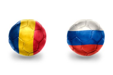Rusya ve Romanya 'nın ulusal bayraklı gerçekçi futbol topları, futbol takımları. beyaz arkaplanda.