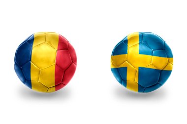 İsveç ve Romanya ulusal bayraklı gerçekçi futbol topları, futbol takımları. beyaz arkaplanda.