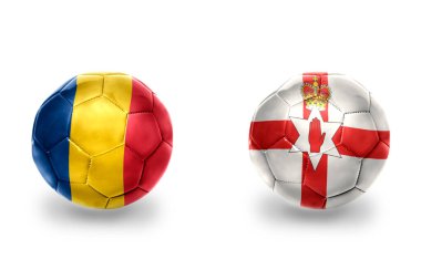 Kuzey İrlanda ve Romanya 'nın ulusal bayraklı gerçekçi futbol topları, futbol takımları. beyaz arkaplanda.