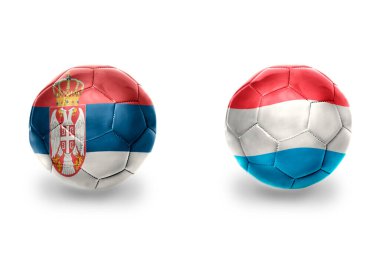 Lüksemburg ve Sırbistan ulusal bayraklı gerçekçi futbol topları, futbol takımları. beyaz arkaplanda.