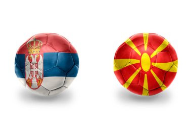 Ulusal Macedonia ve Sırbistan bayraklı gerçekçi futbol topları, futbol takımları. beyaz arkaplanda.