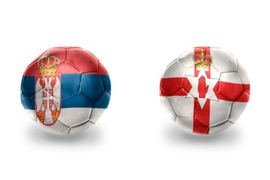 Kuzey İrlanda ve Sırbistan 'ın ulusal bayraklı gerçekçi futbol topları, futbol takımları. beyaz arkaplanda.