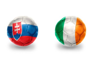 İrlanda ve Slovakya ulusal bayraklı gerçekçi futbol topları, futbol takımları. beyaz arkaplanda.