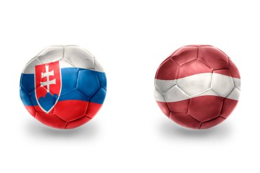 Letonya ve Slovakya ulusal bayraklı gerçekçi futbol topları, futbol takımları. beyaz arkaplanda.