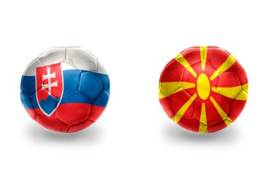 Ulusal Macedonia ve Slovakya bayraklı gerçekçi futbol topları, futbol takımları. beyaz arkaplanda.