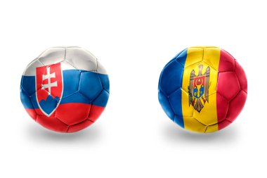 Moldova ve Slovakya ulusal bayraklı gerçekçi futbol topları, futbol takımları. beyaz arkaplanda.