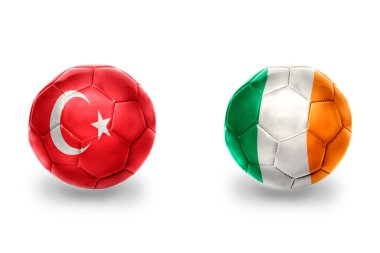 İrlanda ve Türkiye 'nin ulusal bayraklı gerçekçi futbol topları, futbol takımları. beyaz arkaplanda.