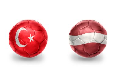 Letonya, Türkiye ve futbol takımlarının bayraklı gerçekçi futbol topları. beyaz arkaplanda.