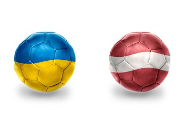 Ulusal Letonya ve Ukrayna bayraklı gerçekçi futbol topları, futbol takımları. beyaz arkaplanda.