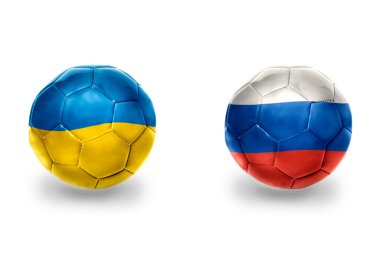 Rusya ve Ukrayna 'nın ulusal bayraklı gerçekçi futbol topları, futbol takımları. beyaz arkaplanda.