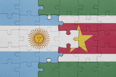 Surinam 'ın renkli ulusal bayrağı ve Arjantin bayrağı. konsept