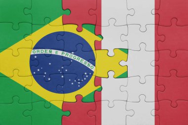 Peru 'nun renkli ulusal bayrağı ve Brezilya bayrağı ile bulmaca. konsept