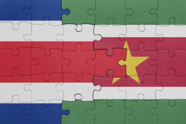 Surinam ve Costa Rica bayrağının renkli ulusal bayrağıyla bulmaca. konsept