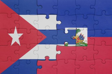 Haiti 'nin renkli ulusal bayrağı ve Küba bayrağının bulmacası. konsept