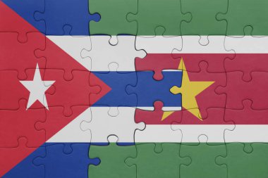Surinam ve Küba bayrağının renkli ulusal bayrağıyla bulmaca. konsept