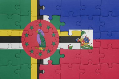 Haiti 'nin renkli ulusal bayrağı ve Dominika bayrağının bulmacası. konsept