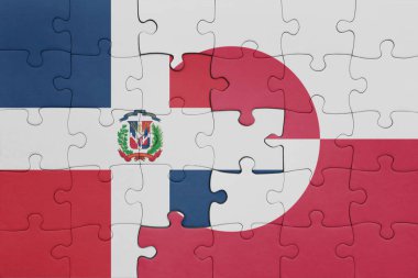 Yeşil arazinin renkli ulusal bayrağı ve Dominik Cumhuriyeti bayrağı ile ilgili bulmacalar. konsept