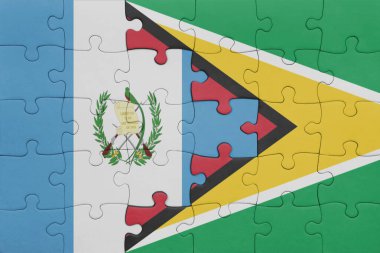 Guyana 'nın renkli ulusal bayrağı ve Guatemala bayrağı ile bulmaca. konsept