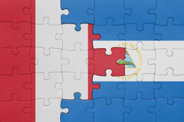 Nikaragua 'nın renkli ulusal bayrağı ve Peru bayrağının bulmacası. konsept