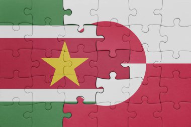 Yeşil arazi ve surinam bayrağının renkli ulusal bayrağıyla bulmaca. konsept