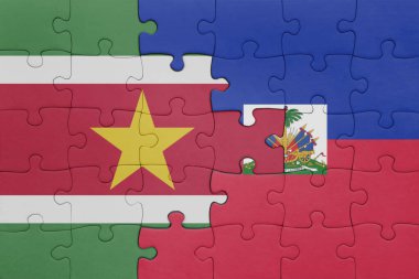 Haiti 'nin renkli ulusal bayrağı ve surinam bayrağıyla bulmaca. konsept