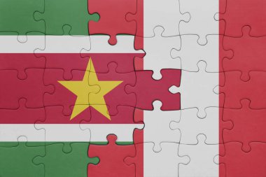 Peru 'nun renkli ulusal bayrağı ve surinam bayrağı ile bulmaca. konsept