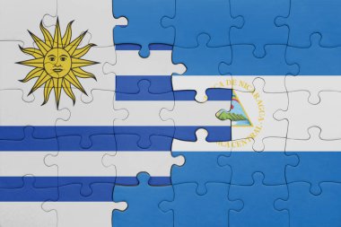 Nikaragua 'nın renkli ulusal bayrağı ve Uruguay bayrağının bulmacası. konsept