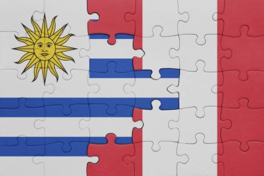 Peru 'nun renkli ulusal bayrağı ve Uruguay bayrağının bulmacası. konsept