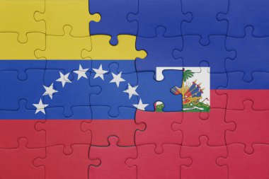 Venezuela 'nın renkli ulusal bayrağı ve Haiti bayrağı ile bulmaca. konsept