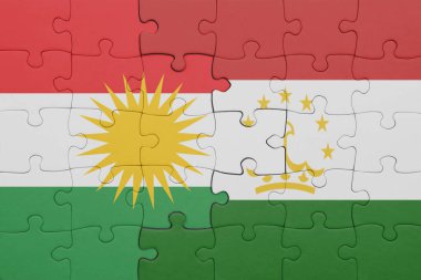Kürdistan 'ın renkli ulusal bayrağı ve Tacikistan bayrağının bulmacası. konsept