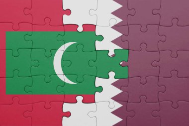 Maldivlerin renkli ulusal bayrağı ve Katar bayrağı ile bulmaca. konsept