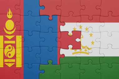 Moğolistan 'ın renkli ulusal bayrağı ve Tacikistan bayrağı. konsept