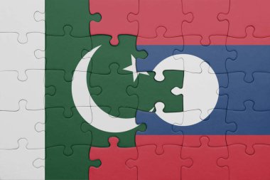 Laos 'un renkli ulusal bayrağı ve Pakistan bayrağı ile bulmaca. konsept