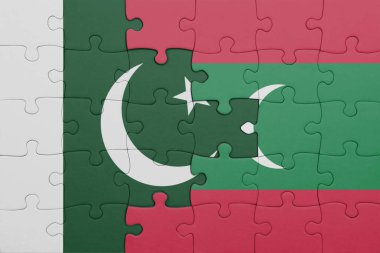 Pakistan bayrağı ve maldivlerin renkli ulusal bayrağıyla bulmaca. konsept