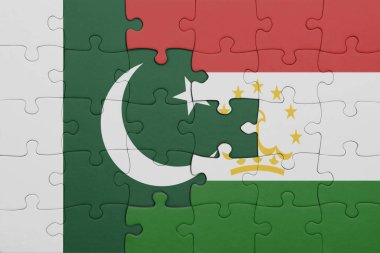 Tacikistan 'ın renkli ulusal bayrağı ve Pakistan bayrağı. konsept