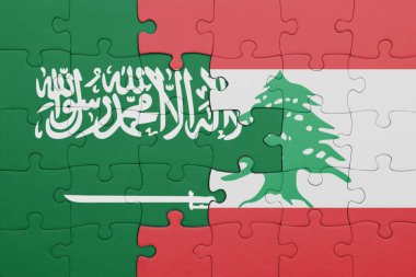 Lübnan 'ın renkli ulusal bayrağı ve Suudi Arabistan bayrağı. konsept