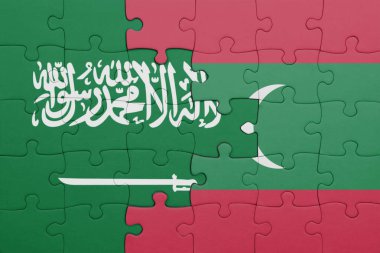 Maldivler 'in renkli ulusal bayrağı ve Suudi Arabistan bayrağı. konsept